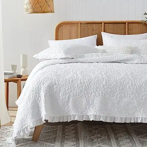 HORIMOTE HOME White Ruffled Quilt King Size, Stone-Washed Microfiber Lightweight Crinkled Farmhouse Rustic Shabby Chic Bedding Set, 3 Pieces Reversible Bedspread with Pillow Shams for All Season